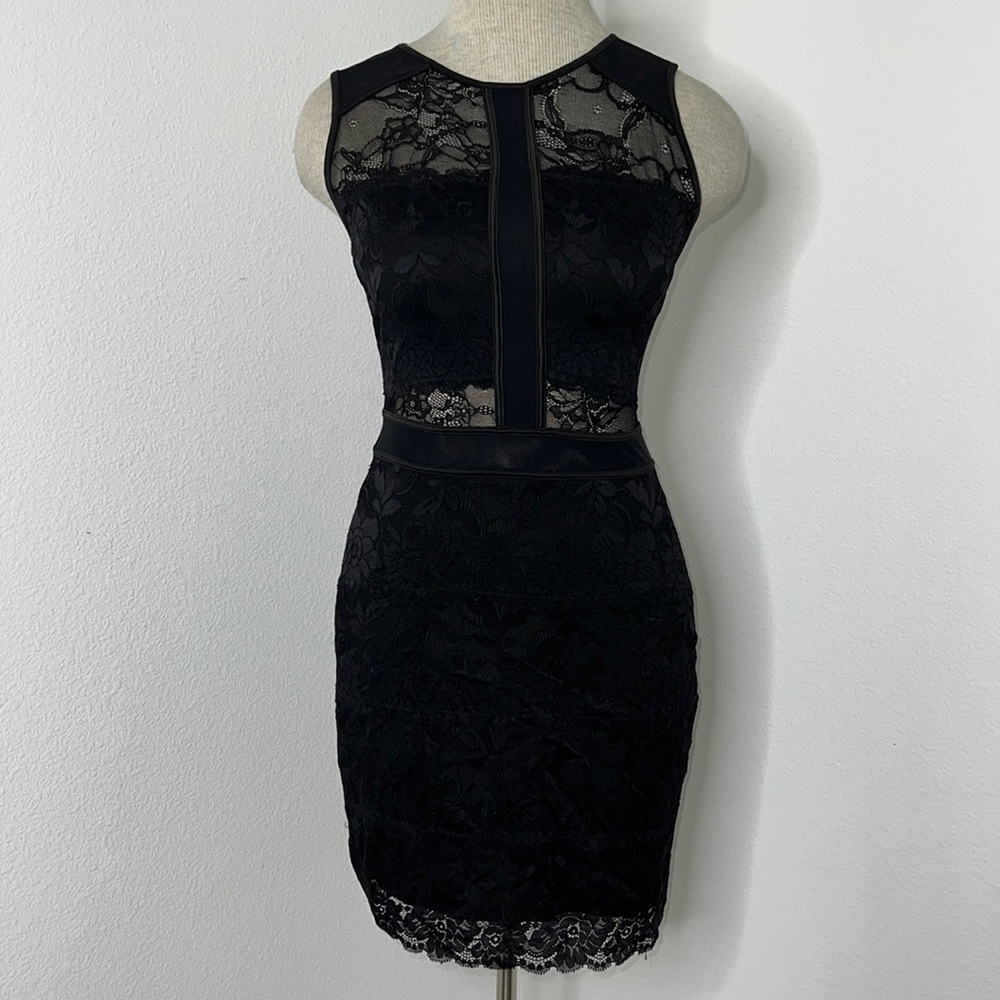 🔹 Guess Lace Overlay Body-con Dress